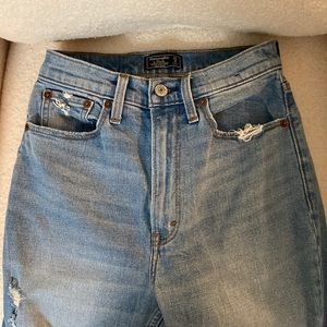 Abercrombie Ultra High Rise Mom Jeans Size 25R
